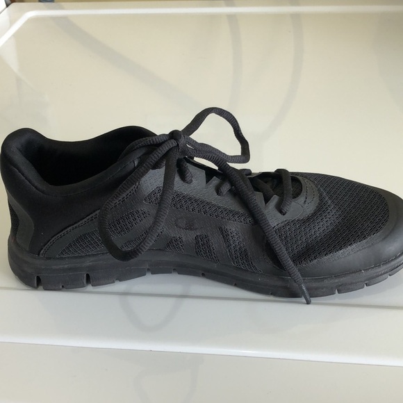 CHAMPIONS ALL BLACK MEMORY FOAM SNEAKERS. SIZE US9 - Picture 11 of 14